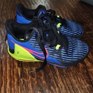Nike basketball shoes - mens size 5